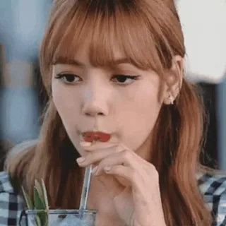 🗿 f534c25a Lisa человек, пьёт, женщина, лицо, певец, айдол whatsapp sticker