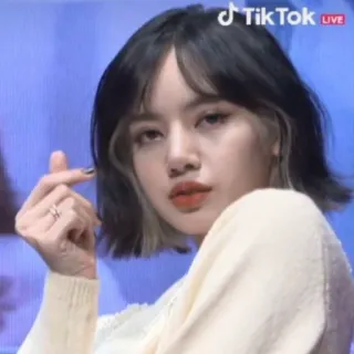 🥰 0e38e298 Lisa TikTok LIVE mulher, K-pop, Blackpink, cantora, TikTok, transmissão ao vivo, asiática whatsapp sticker