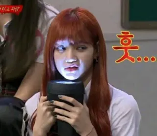 😒 2112c760 흣... mulher, lanterna, cabelo ruivo, engraçado, kpop, asiático whatsapp sticker