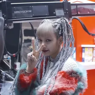 ✌ dc71e63f Lisa Lisa, Blackpink, Kpop, Cantora, Tranças, Sinal de paz, Celebridade whatsapp sticker