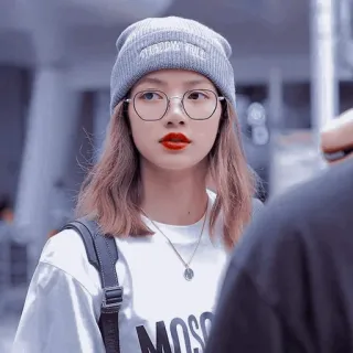 💕 5500c627 MOSCHINO phụ nữ, mũ, son đỏ, kính, dây chuyền, moschino, thời trang telegram sticker