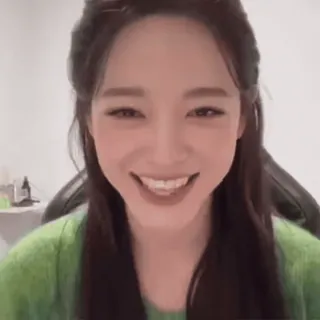 🍏 61a6c610 kobieta, uśmiechnięta, portret, zielony sweter, osoba, zdjęcie głowy whatsapp sticker