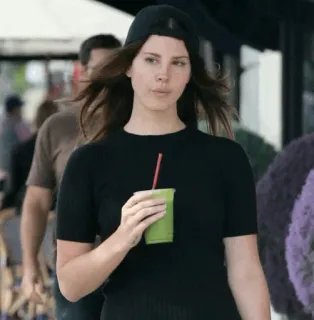 😕 01e70dbb Lana Del Rey Lana Del Rey, célébrité, chanteuse, femme, boisson, chapeau whatsapp sticker