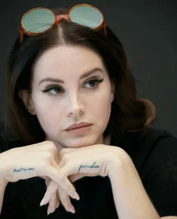 😐 c8b9a93c Trust no one paradise lana del rey, chanteuse, tatouage, célébrité, femme, portrait, paradis whatsapp sticker