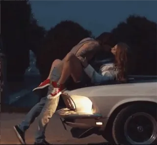 💦 ec7c50d3 couple, voiture, romance, baiser, amour, nuit whatsapp sticker