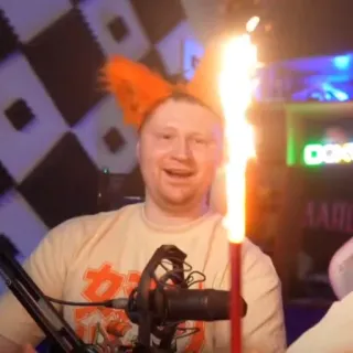 🎇 1591cbe3 人物, 室内, 麦克风, 橙色发带 telegram sticker