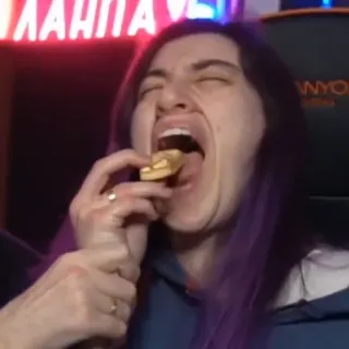 😶 1f775511 吃, 人, 食物, 零食, 女人 telegram sticker