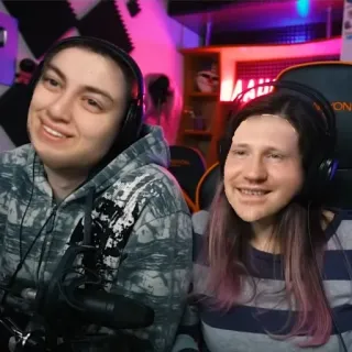 🔄 a2573996 人物, 肖像, 耳机, 室内, 微笑 telegram sticker