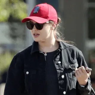 🍇 0b11160c osoba, kobieta, okulary przeciwsłoneczne, kapelusz, czerwony kapelusz, casual telegram sticker