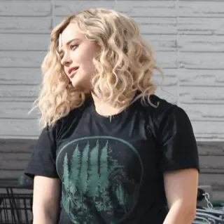 🍇 5ab0e8f0 kobieta, blondynka, kręcone włosy, t-shirt, portret telegram sticker