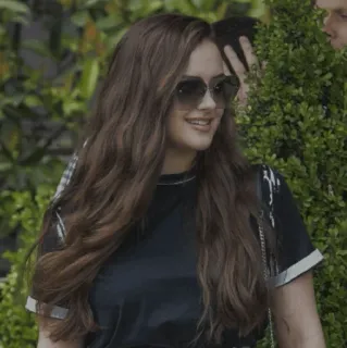 🍇 7a5d07d4 kobieta, okulary przeciwsłoneczne, brunetka, uśmiechnięta telegram sticker