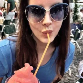 🍒 66b06b89 Lana Del Rey cantante, occhiali da sole, bevanda, celebrità, donna whatsapp sticker