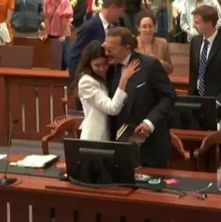 🍃 f0bf481b Johnny Depp Gerichtssaal, Promi, Umarmung, Klage whatsapp sticker