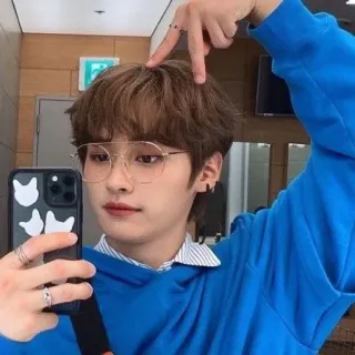 🪐 1fd4b2b5 pessoa, selfie, homem, óculos, azul, camisola, cabelo, brincos, anéis telegram sticker