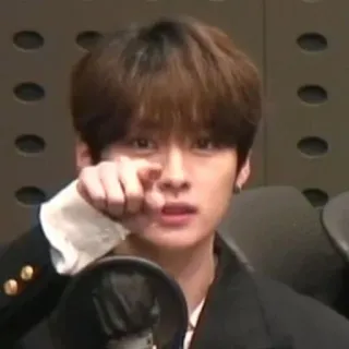 🪐 5a8bf81f pessoa, homem, apontando, kpop, ídolo telegram sticker