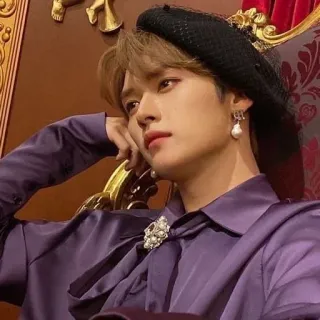 🪐 62a35e47 retrato, pessoa, homem, chapéu, joias, interior telegram sticker