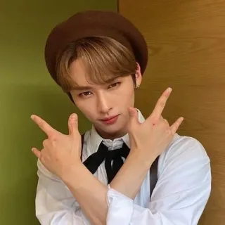 🪐 86ef570a homem, chapéu, coreano, cantor, celebridade, moda telegram sticker