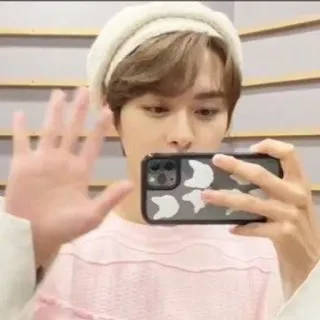 🪐 d92ad161 pessoa, selfie, homem, acenando, casual, interior, chapéu, fofo telegram sticker