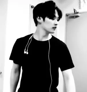 ⛓ a1c77828 pessoa, homem, preto e branco, camiseta, interior, casual telegram sticker