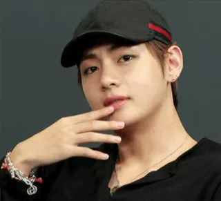 🍍 00b1fe7d pria, potret, orang, topi, kasual, perhiasan, kpop telegram sticker