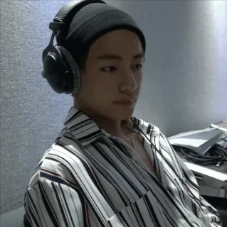 🍍 eb5a5c43 pria, potret, headphone, musik, k-pop, penyanyi, selebriti telegram sticker