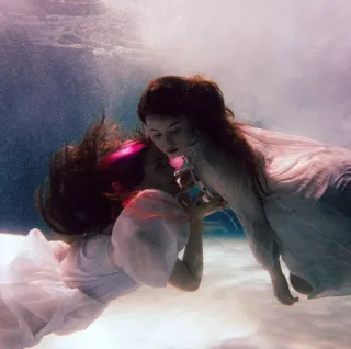 😵‍💫 e00d2e1d onderwater, vrouwen, jurk, fantasie, surrealistisch, water, portret telegram sticker