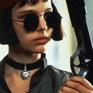 🖤 cc12a245 Mathilda Leon: The Professional 映画, 銃, ポートレイト, 女の子, キャラクター, レオン whatsapp sticker