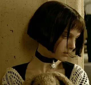 🙃 d0d3db20 Mathilda Léon: The Professional 女の子, ショートヘア, ペンダント, チョーカー, 映画, 致死的 whatsapp sticker