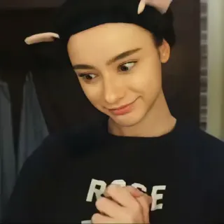 🐼 a766e2cb ROSE 女人, 人, 脸, 贝雷帽, 服装, 玫瑰 telegram sticker