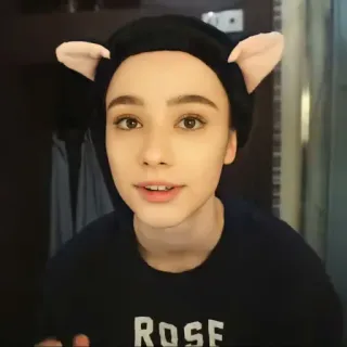 🐼 bef799c9 ROSE 女孩, 自拍, 肖像, 贝雷帽, 耳朵 telegram sticker