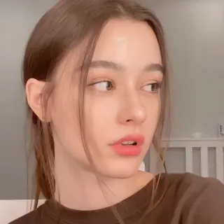 🍋 e7826e8d 女人, 肖像, 年轻人, 女性, 黑发, 人物 telegram sticker