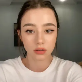 🎤 f3e8cad5 女人, 肖像, 美女, 女孩, 人, 脸 telegram sticker