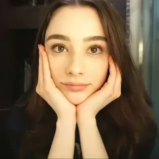 🍙 f4596288 肖像, 女人, 脸, 手, 可爱 telegram sticker