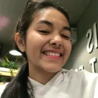 🦋 f3aafc00 女人, 微笑, 肖像, 自拍, 青少年, 女孩 telegram sticker