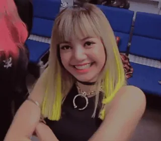 🍭 ebaecd12 Lisa wanita, senyum, rambut pirang, poni, kalung whatsapp sticker