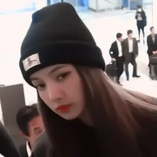 🍓 817e23c7 Lisa kpop, cantante, lisa, blackpink, idol, cappello, aeroporto, celebrità telegram sticker