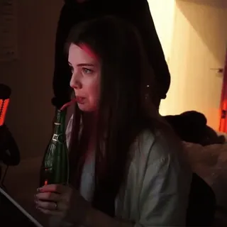 🫀 046ae0be kobieta, picie, butelka, portret, osoba, wewnątrz telegram sticker