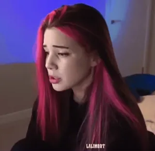 🫀 cb72a638 LALIMORT kobieta, portret, różowe włosy, smutna, płacząca, dziewczyna telegram sticker