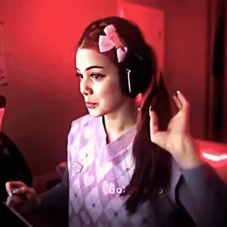 🫀 fe610852 kobieta, dziewczyna, słuchawki, kokarda, sweter, portret telegram sticker