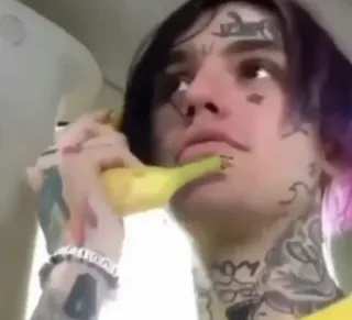 👀 8ceae503 Lil Peep Lil Peep, rapper, musicista, banana, tatuaggio telegram sticker