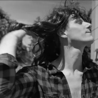 😊 ff3f2ad7 homem, preto e branco, cabelo cacheado, camisa de flanela, retrato telegram sticker