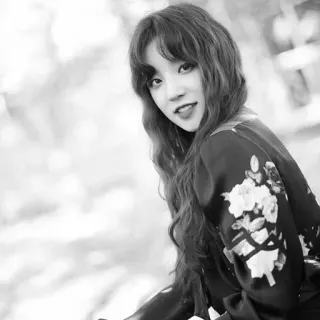 ✨ 5cfd10b3 Frau, Porträt, Schwarzweiß, brünett, Lächeln telegram sticker