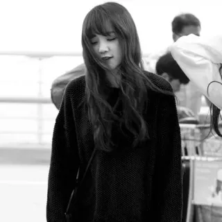 ✨ 9ff8a0d2 Frau, Schwarzweiß, Lange Haare, Flughafen, Pony telegram sticker