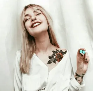 lisa highleesi @Rose_Maliik whatsapp stickers