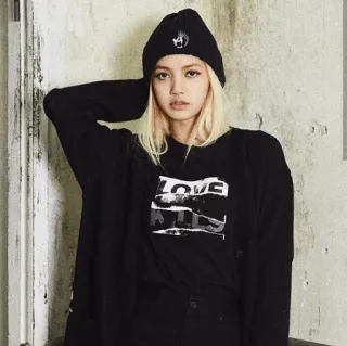 😒 81dbe70b LOVE 여자, 인물사진, 비니, 금발 머리, 패션, K팝, BLACKPINK telegram sticker