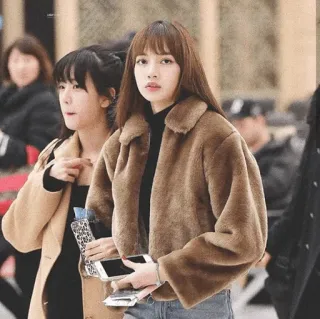 😟 fc933e5a Lisa 리사, 블랙핑크, K팝, 패션, 공항패션, 아이돌 telegram sticker