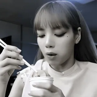 🎧 111d5085 Lisa kpop, sänger, essen, lebensmittel, nudeln, idol, lisa telegram sticker
