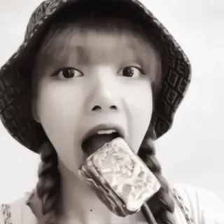 🎧 9ee2b1b4 person, essen, mädchen, hut, selfie, gesicht telegram sticker