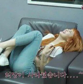 🐊 14671a60 희망이 사라졌습니다... femme, rire, canapé, décontracté, jean, cheveux roux whatsapp sticker