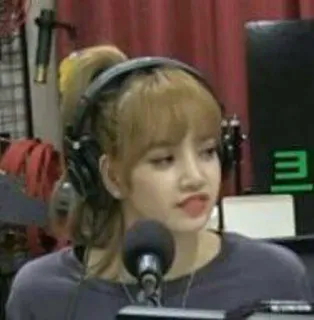 🐊 626b9e7e femme, casque, microphone, K-pop, chanteuse, radio, musique, Lisa whatsapp sticker